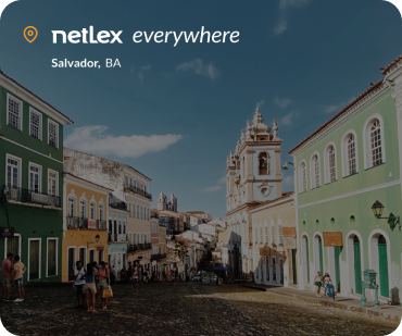 Foto mostra o centro histórico e cultural de Salvador na Bahia, o Pelourinho, com construções coloridas, onde o funcionário do netlex, Jeferson, mora e faz trabalho remoto. No netlex o colaborador pode trabalhar de qualquer lugar do mundo.